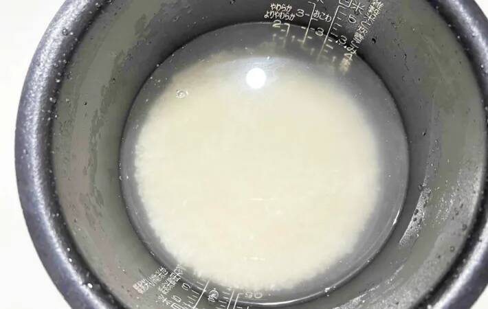 炊飯器に入れる前にやって！　家族が喜ぶ『炒めキノコの炊き込みご飯』の作り方