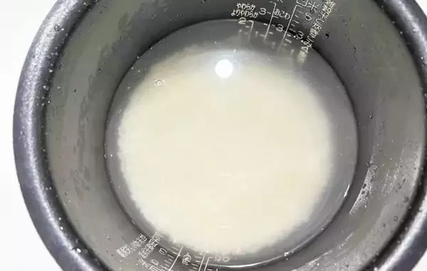 「炊飯器に入れる前にやって！　家族が喜ぶ『炒めキノコの炊き込みご飯』の作り方」の画像