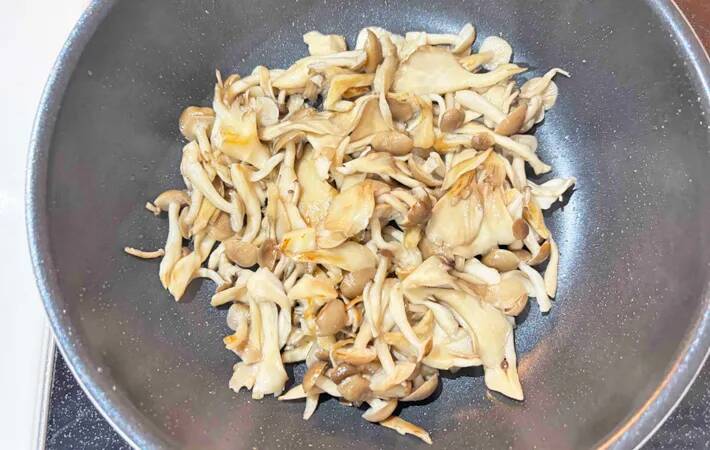 炊飯器に入れる前にやって！　家族が喜ぶ『炒めキノコの炊き込みご飯』の作り方