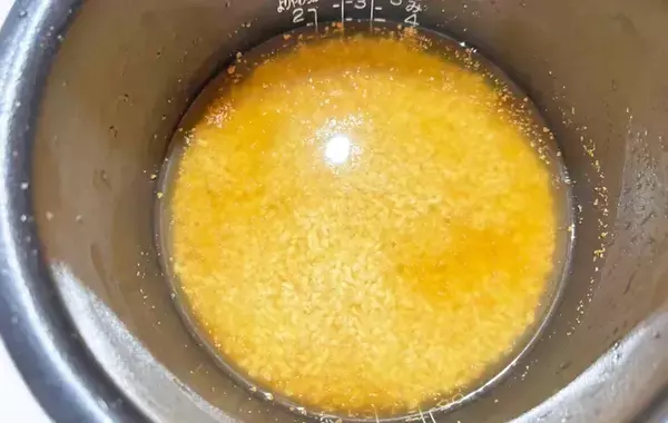 「炊飯器に入れる前にやって！　家族が喜ぶ『炒めキノコの炊き込みご飯』の作り方」の画像