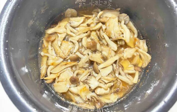 炊飯器に入れる前にやって！　家族が喜ぶ『炒めキノコの炊き込みご飯』の作り方