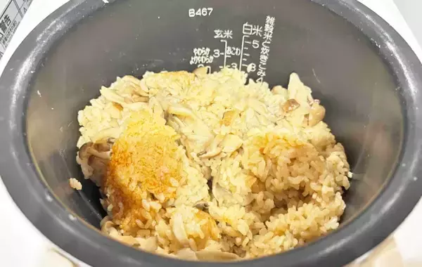 「炊飯器に入れる前にやって！　家族が喜ぶ『炒めキノコの炊き込みご飯』の作り方」の画像