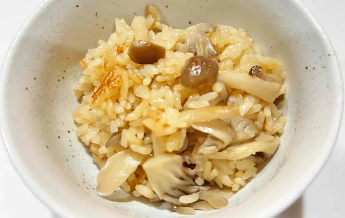 炊飯器に入れる前にやって！　家族が喜ぶ『炒めキノコの炊き込みご飯』の作り方