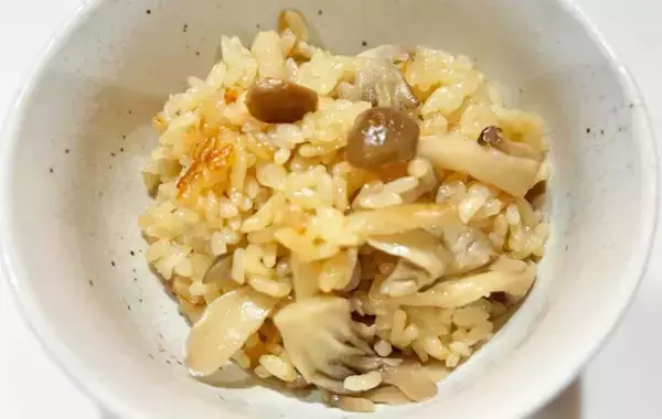 「炊飯器に入れる前にやって！　家族が喜ぶ『炒めキノコの炊き込みご飯』の作り方」の画像