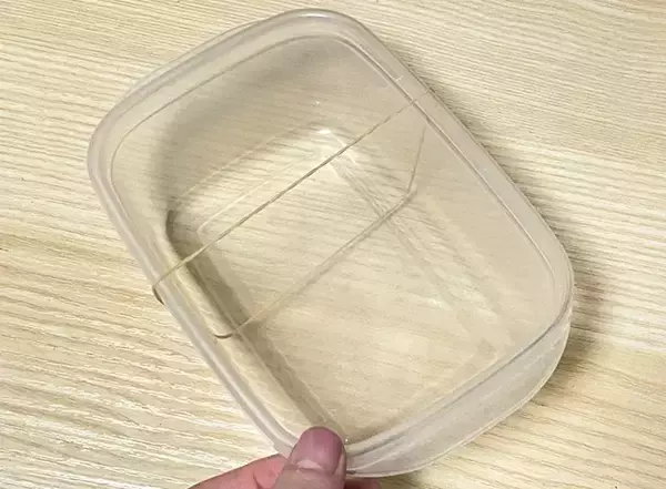 「ヨーグルトの中蓋に『竹串』を刺す　6時間ひっくり返すと…？」の画像