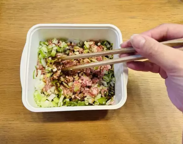 「「豆腐とひき肉を入れて6分」　電子レンジで加熱して完成したモノが？」の画像