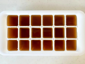 製氷皿に『茶色い液体』をそそいで… 完成したものに「何これ便利すぎ」「常備します」