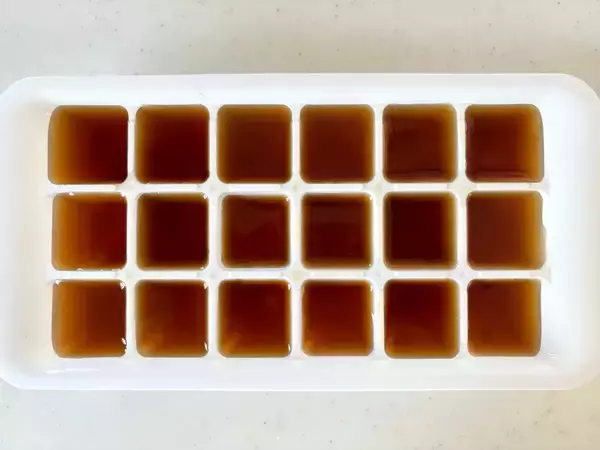 製氷皿に『茶色い液体』をそそいで… 完成したものに「何これ便利すぎ」「常備します」