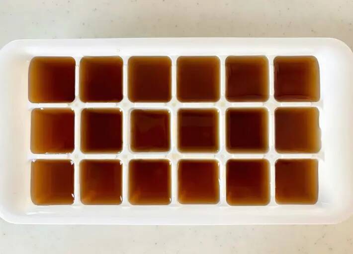 製氷皿に『茶色い液体』をそそいで… 完成したものに「何これ便利すぎ」「常備します」