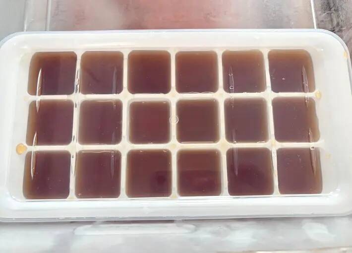 製氷皿に『茶色い液体』をそそいで… 完成したものに「何これ便利すぎ」「常備します」