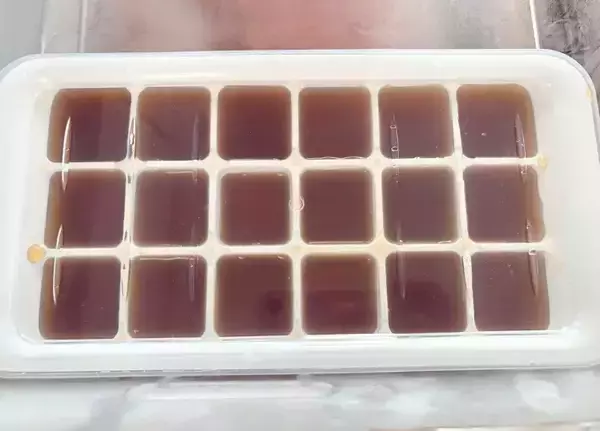 「製氷皿に『茶色い液体』をそそいで… 完成したものに「何これ便利すぎ」「常備します」」の画像