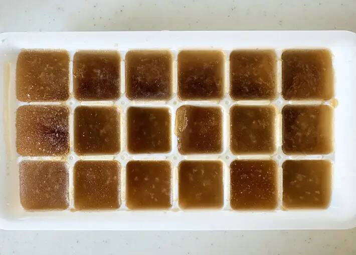 製氷皿に『茶色い液体』をそそいで… 完成したものに「何これ便利すぎ」「常備します」