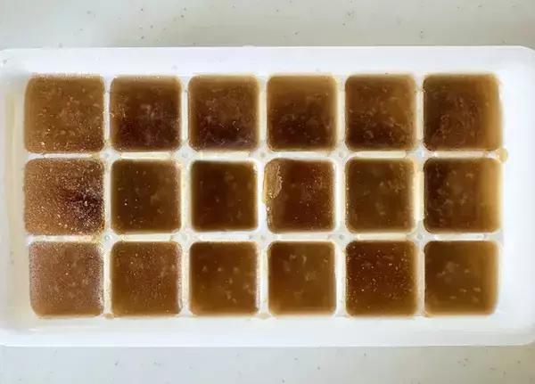 「製氷皿に『茶色い液体』をそそいで… 完成したものに「何これ便利すぎ」「常備します」」の画像