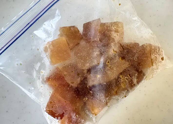 製氷皿に『茶色い液体』をそそいで… 完成したものに「何これ便利すぎ」「常備します」