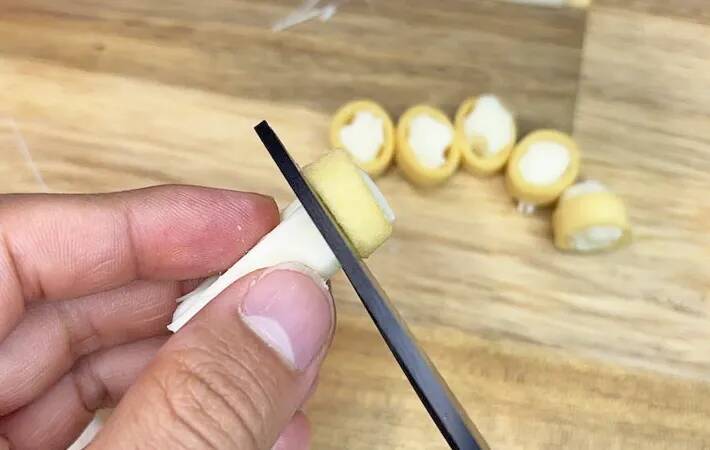 ポテコの穴に『さけるチーズ』を詰めて…　できたものに「奇跡の組み合わせ」「クセになる！」