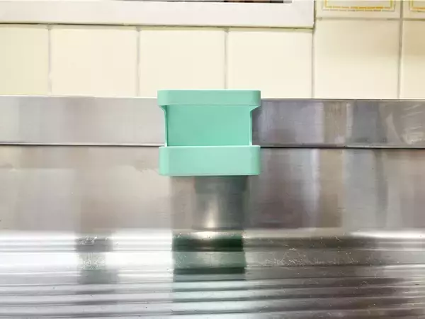 傘立てですが、傘には使いません　キッチン収納で役立つ裏ワザに「その手があったか」