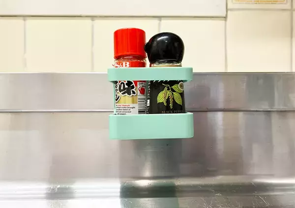 「傘立てですが、傘には使いません　キッチン収納で役立つ裏ワザに「その手があったか」」の画像