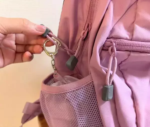「セリア『推し活ポーチ』を両面カット！　荷物がすっきりする意外な活用法が、こちら」の画像