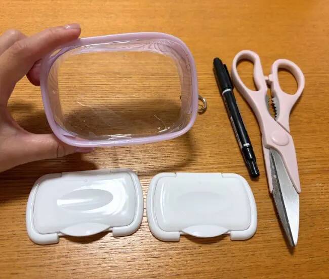 セリア『推し活ポーチ』を両面カット！　荷物がすっきりする意外な活用法が、こちら