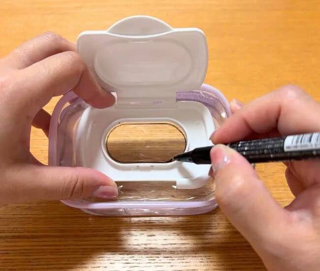 セリア『推し活ポーチ』を両面カット！　荷物がすっきりする意外な活用法が、こちら
