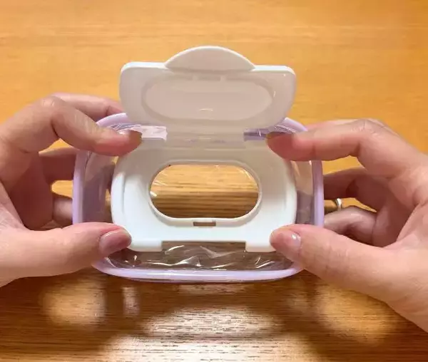 「セリア『推し活ポーチ』を両面カット！　荷物がすっきりする意外な活用法が、こちら」の画像