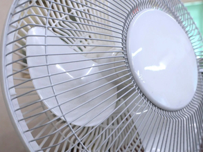 扇風機カバー、雑巾だけで拭くの待った！　スポンジに切り込みを入れると…【夏家電のお手入れ4選】