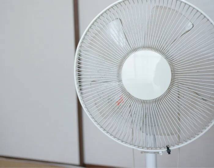 扇風機カバー、雑巾だけで拭くの待った！　スポンジに切り込みを入れると…【夏家電のお手入れ4選】
