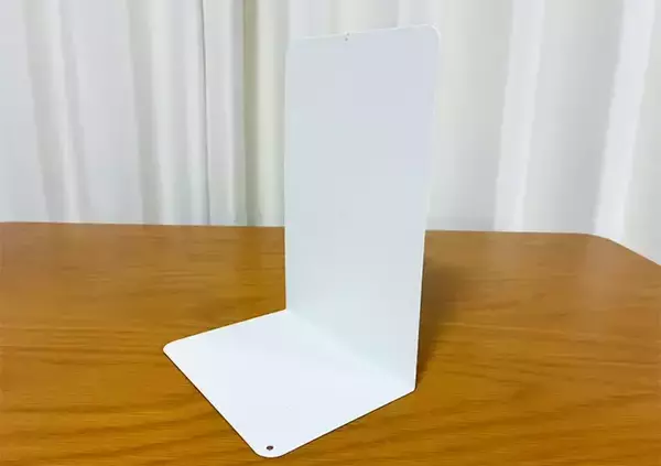 「ブックエンドの『短い面』を差し込んでみて！　玄関の小物が片づく収納ワザが、こちら」の画像