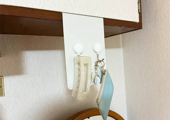 ブックエンドの『短い面』を差し込んでみて！　玄関の小物が片づく収納ワザが、こちら