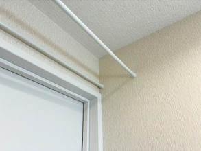 つっぱり棒を『トイレ上部』に設置するのが妙案　3分で市販に負けないラックを作る方法