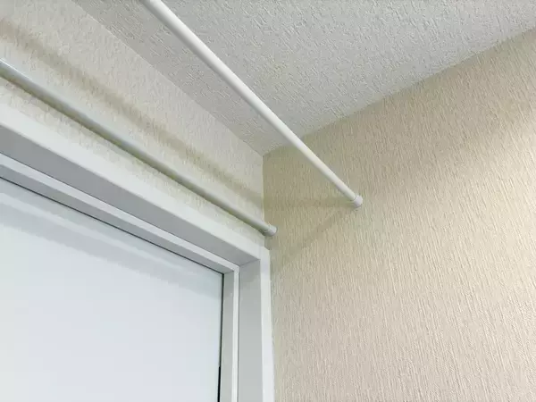 つっぱり棒を『トイレ上部』に設置するのが妙案　3分で市販に負けないラックを作る方法