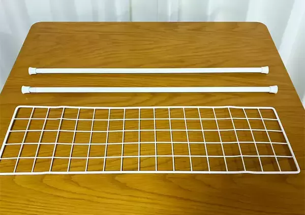 「つっぱり棒を『トイレ上部』に設置するのが妙案　3分で市販に負けないラックを作る方法」の画像