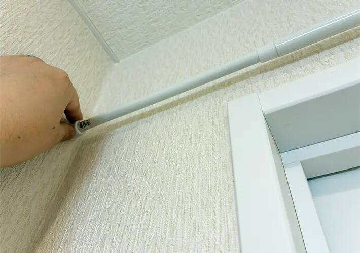 つっぱり棒を『トイレ上部』に設置するのが妙案　3分で市販に負けないラックを作る方法