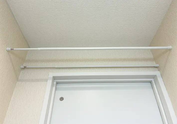 つっぱり棒を『トイレ上部』に設置するのが妙案　3分で市販に負けないラックを作る方法