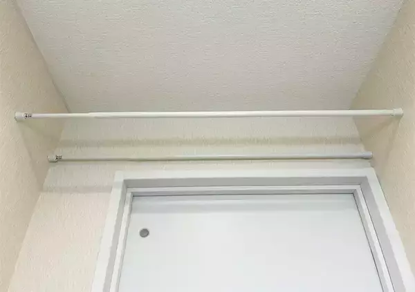 「つっぱり棒を『トイレ上部』に設置するのが妙案　3分で市販に負けないラックを作る方法」の画像