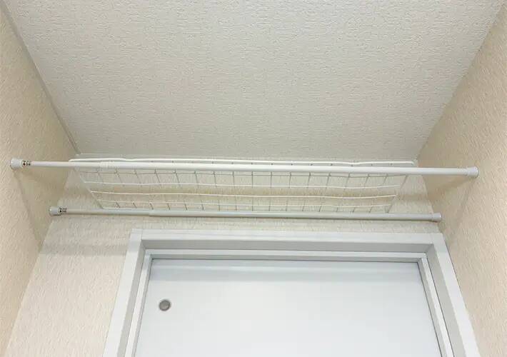 つっぱり棒を『トイレ上部』に設置するのが妙案　3分で市販に負けないラックを作る方法