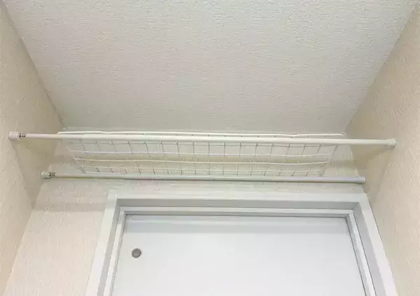 「つっぱり棒を『トイレ上部』に設置するのが妙案　3分で市販に負けないラックを作る方法」の画像