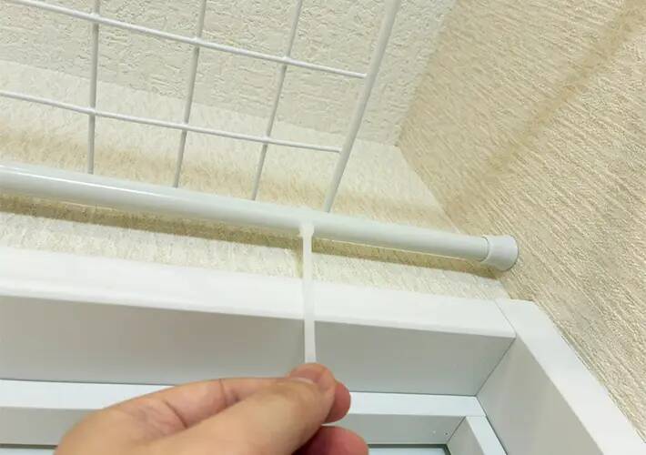 つっぱり棒を『トイレ上部』に設置するのが妙案　3分で市販に負けないラックを作る方法