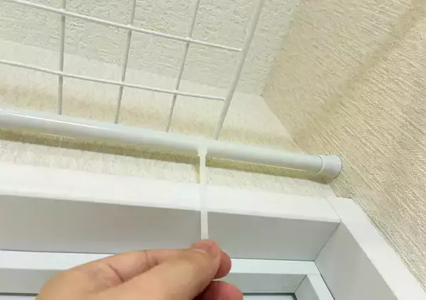 「つっぱり棒を『トイレ上部』に設置するのが妙案　3分で市販に負けないラックを作る方法」の画像
