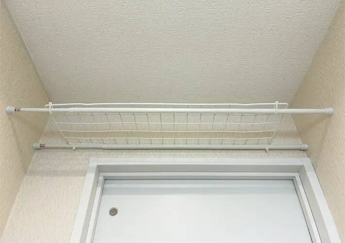 つっぱり棒を『トイレ上部』に設置するのが妙案　3分で市販に負けないラックを作る方法