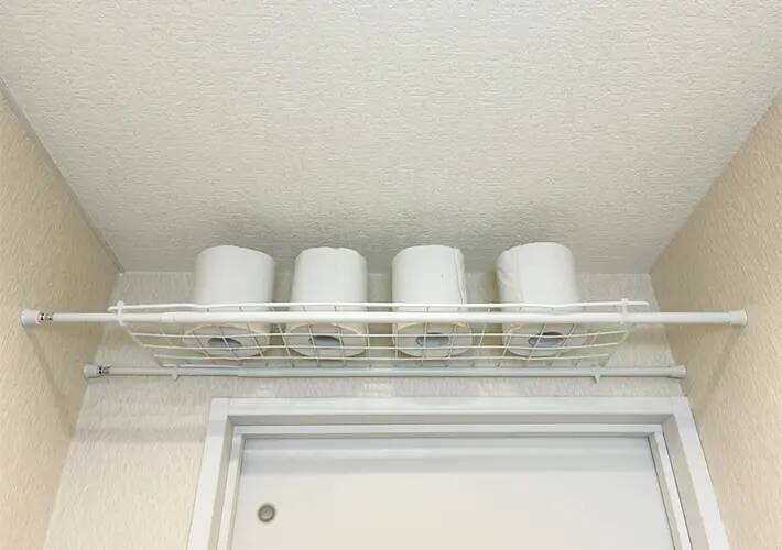 つっぱり棒を『トイレ上部』に設置するのが妙案　3分で市販に負けないラックを作る方法