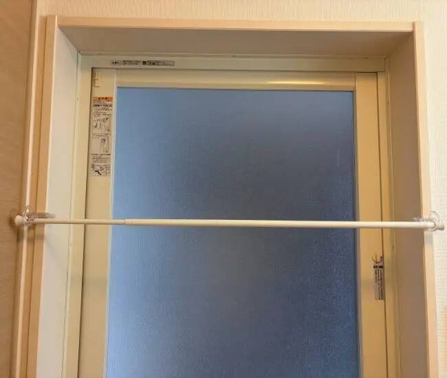 洗面所に『突っ張り棒』とフックを設置！　30秒で干し場ができる方法に「助かった！」