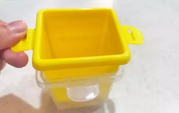 「ダイソーで見つけた『四角いアイテム』　使い道に「もう巻かなくていい」【キッチングッズ】」の画像