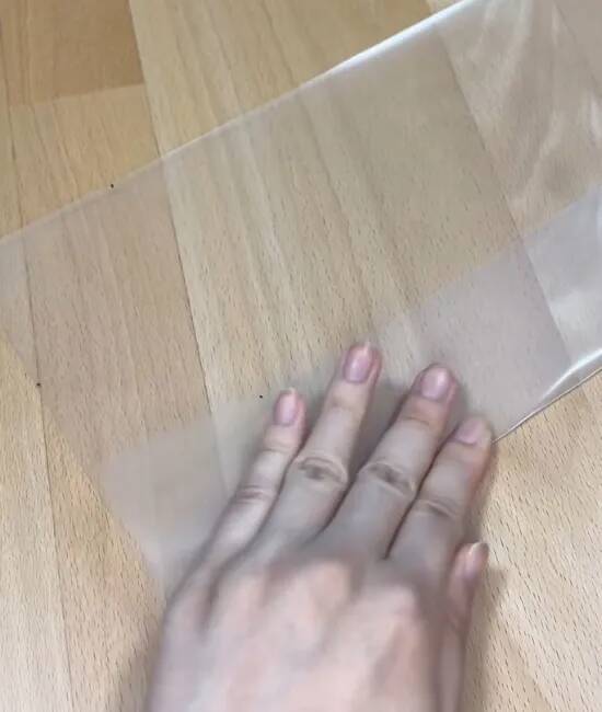 クリアファイルを半分に切って折ると？　完成したモノに「便利すぎ」「試したい」