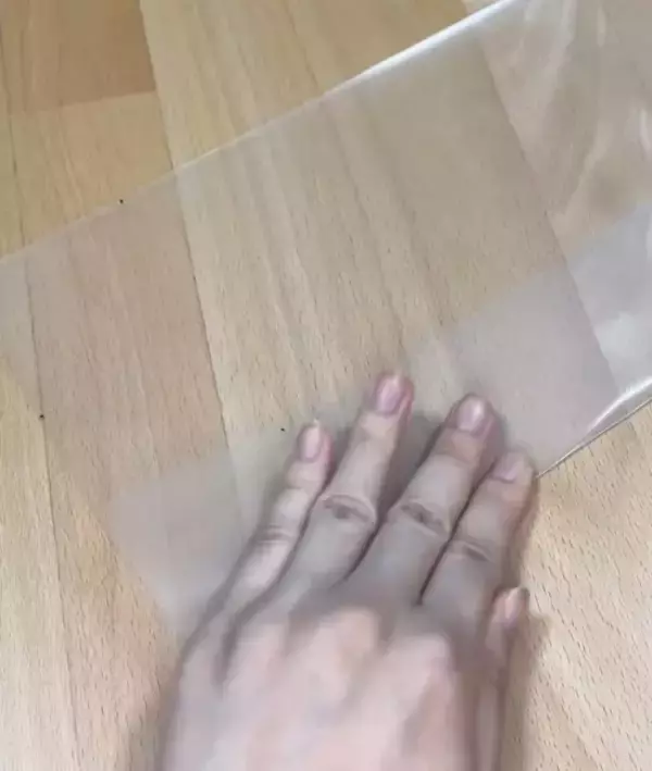 「クリアファイルを半分に切って折ると？　完成したモノに「便利すぎ」「試したい」」の画像