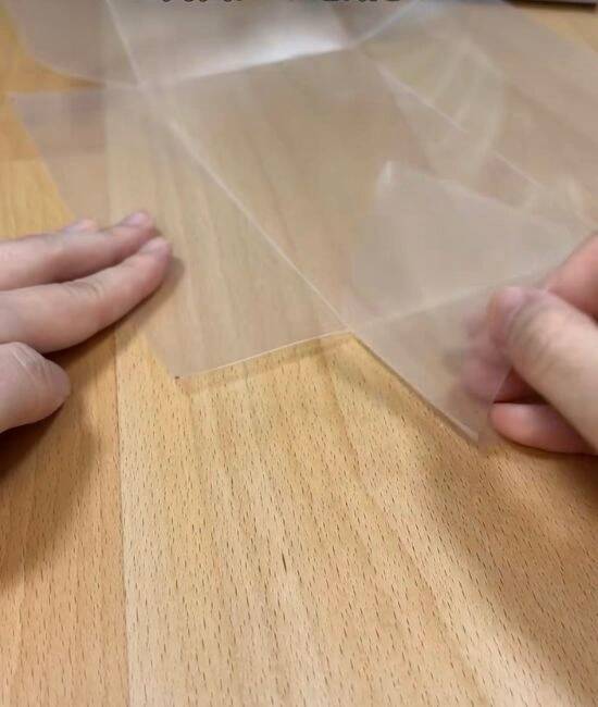 クリアファイルを半分に切って折ると？　完成したモノに「便利すぎ」「試したい」