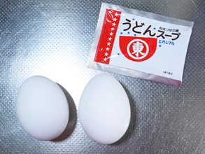 『うどんスープ』はお湯に溶かすだけじゃない！　卵に混ぜて焼いた結果がこちら