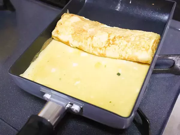 「『うどんスープ』はお湯に溶かすだけじゃない！　卵に混ぜて焼いた結果がこちら」の画像