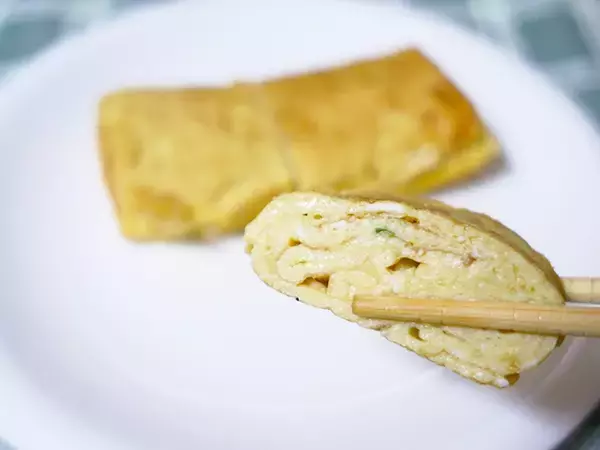 「『うどんスープ』はお湯に溶かすだけじゃない！　卵に混ぜて焼いた結果がこちら」の画像