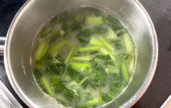 「いつもの味噌汁に入れるだけ！　高校生息子が『これとご飯だけでいい』と歓喜した一杯」の画像